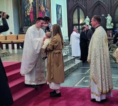 Volodymyr Hreshchuk met echtgenote Helena en baby Anna na zijn priesterwijding in oktober 2024 in de kathedraal. © Ilse Van Halst