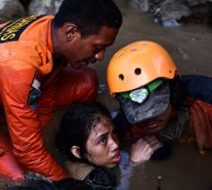 Reddingswerkers zijn druk in de weer na de catastrofe in Indonesië © UNICEF