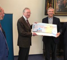 Mgr. Johan Bonny overhandigde een cheque van 3.555 euro aan Frank De Coninck, voorzitter van Caritas International, en François Cornet, directeur-generaal van Caritas International, ter ondersteuning van het werk van Caritas in Syrië © Toon Osaer