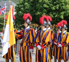 De Zwitserse garde tijdens de jaarlijkse legerbedevaart in Lourdes © Frans legerbisdom