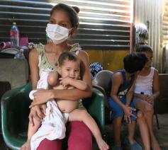 Dankzij Damiaanactie kreeg de baby van de Nicaraguaanse Adilia een behandeling © Damiaanactie
