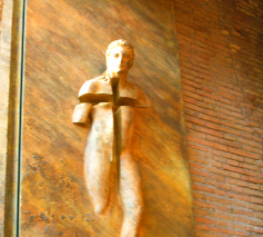 Afbeelding van de verrezen Gekruisigde op de toegangspoort van de Basilica di Santa Maria degli Angeli e dei Martiri te Rome. © Inge Cordemans