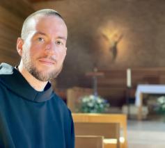 Dom Johannes De Cubber (32) in de kerk van de abdij van Affligem. © Lieve Wouters