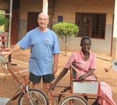 De Engelse witte pater Trevor Robinson bouwt rolstoelfietsen voor jonge en volwassen gehandicapten in de Ghanese stad Tamale. © Zenit/Fides