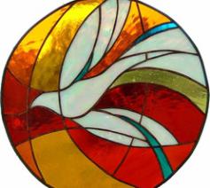 Glas-in-lood raam met voorstelling van de Heilige Geest. 