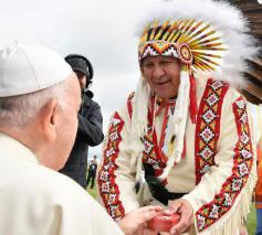 Begroeting door de inheemse leiders © Vatican Media