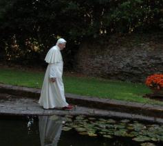 De emeritus paus in de tuinen van het Vaticaan © Vatican Media