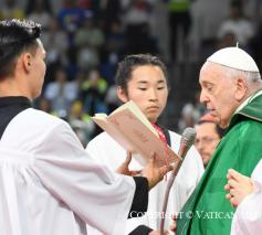 Viering met de lokale geloofsgemeenschap © Vatican Media