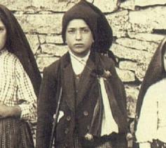 Lucia met haar neef Francisco en haar nicht Jacinta Marto in 1917 © Fatima
