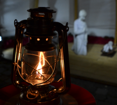 stormlamp met kerststal © Christa Damen
