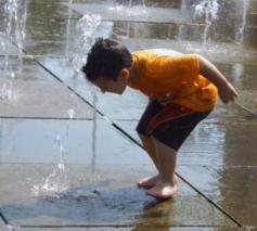 Water, bron, verfrissing, zich laven, genieten, onbezorgd kind zijn, ... © Danny Maenhaut