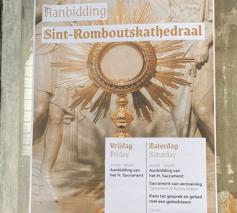 Affiche informeert bezoekers van de Mechelse Sint-Romboutskathedraal over wekelijkse aanbiddingsmomenten in de weekkapel. © Hans Medart