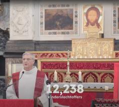 Bisschop Bonny start op 4 oktober het voorlezen van namen omgekomen kinderen in Gaza © rr