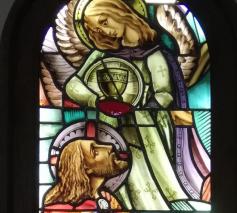 “Heer, laat deze beker aan mij voorbijgaan. Vader, niet mijn wil geschiede, maar de uwe.”. Glasraam in de Sint-Genesiuskerk te Rode, afkomstig van het Klooster van OLV van 7 Weeën.  © lw