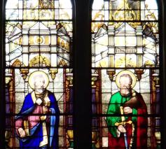 Glasraam met de apostelen Petrus en Paulus in de westgevel van de H.Genesiukerk te Sint-Genesius-Rode © lw
