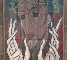 Tegelkeramiek van Dries Van den Broeck (kerk Alsemberg).  © Hugo Casaer