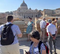Op het dakterras van het generalaat van de jezuïeten genieten we van een spectaculair uitzicht over het Vaticaan en Rome. © Lieve Wouters