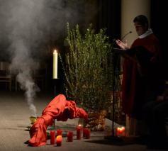 de grote voorbede gezongen op Goede Vrijdag © parochie Onze-Lieve-Vrouw (Roeselare)