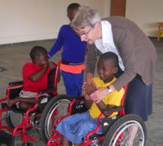 Op bezoek bij de kinderen in Kamony © zrs bernardinnen