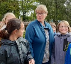 Zuster van Don Bosco Hilde Bosmans tussen kinderen van het internaat in Wijnegem. 