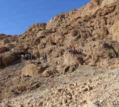 Archeologen bij de ingang van de twaalfde grot in Qumran © Ahiad Ovadia en Oren Gutfeld/Universiteit van Israël