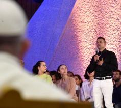 Paus Franciscus luistert naar getuigenissen op een jongerenevent in het hart van de synode. © Vatican News
