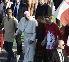 Paus Franciscus met de jongeren op pad in Krakau (Polen) © SIR