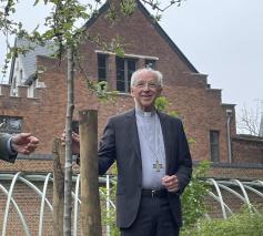 Kardinaal De Kesel plant een appelaar in de tuin van het aartsbisschoppelijk paleis in Mechelen. © Lieve Wouters