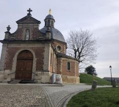 De eerste nadarhekken verraden dat hier zaterdag duizenden wielertoeristen voorbijkomen. © Patrick Verstuyft