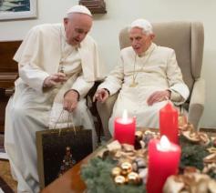 De paus had ook een kerstgeschenk meegebracht voor zijn voorganger © Vatican Media