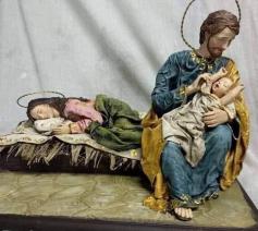 Een ongebruikelijke kerststal, bejubeld door paus Franciscus: 'Het evangelie is bedoeld voor het dagelijkse leven. Dus ja, laat mama ook eens rusten.' © RR