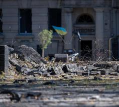 Puin in de straten van KIev, na een beschieting © Albin Hillert/LWF