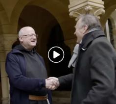 Leo Fijen op bezoek bij abt Lode Van Hecke in de abdij van Orval. 