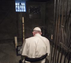 Paus Franciscus in de cel van Maximiliaan Maria Kolbe in Auschwitz © Vatican Media