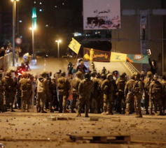De Libanese politie en het leger komen tussenbeide om de verschillende groepen te scheiden © Vatican Media