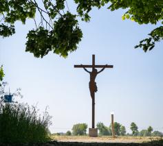 Van dichtbij ontdek je dat deze gekruisigde Christus met kogelgaten doorzeefd is. © Onzichtbaar landschap