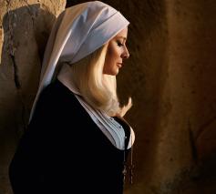 Marlies Dekkers als Hildegard von Bingen. De lingerieontwerpster liet zich door de mystica inspireren voor haar Ecclesia-lijn. © Marlies Dekkers