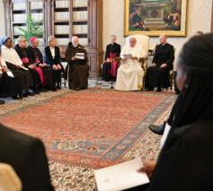 Paus Franciscus met de leden van de commissie voor kinderbescherming © Vatican Media