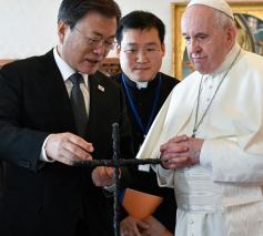 De  Zuid-Koreaanse president  Moon Jae-in met paus Franciscus © Vatican Media