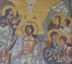 Jezus laat zich zonder onderscheid mee dopen met de rest van het volk.  © pixabay