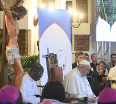 Franciscus tijdens de ontmoeting met slachtoffers van geweld in de nuntiatuur in Kinshasa © Vatican Media