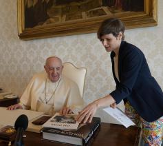 Lieve Wouters overhandigt de paus een exemplaar van de eerste 'OH GOD!'. © Koen Vlaeminck