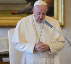 Paus Franciscus in gebed voor de slachtoffers van het coronavirus © Vatican Media