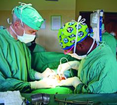 Chirurg Reginald Moreels (links) aan het werk © RR