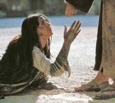  Maria Magdalena werd in de loop van de geschiedenis vereenzelvigd met de overspelige. Dat cliché wordt in The Passion of the Christ levensgroot neergezet door Monica Bellucci.  © rr