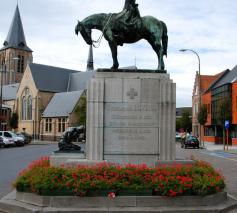 Standbeeld Pater Lievens markt Moorslede © dienst toerisme