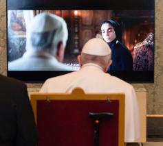 Paus Franciscus krijgt een sneak peek van de film 'Cabrini'. © Vatican Media