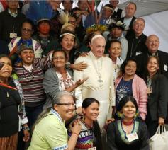 Paus Franciscus tussen deelnemers aan de Amazonesynode. De tevredenheid over het slotdocument is groot. © Sinodo Amazonico