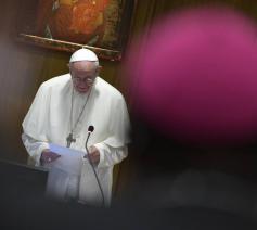 Paus Franciscus spreekt de bisschoppensynode over jongeren, geloof en roeping toe. © FB Synod 2018