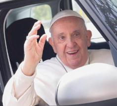 Paus Franciscus bij het verlaten van het ziekenhuis © Vatican Media